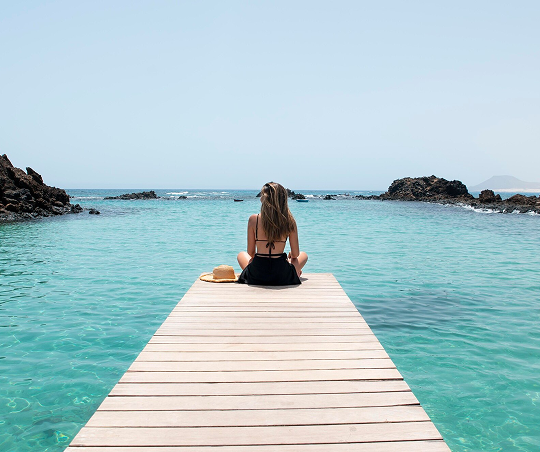 mujer muelle oceano
